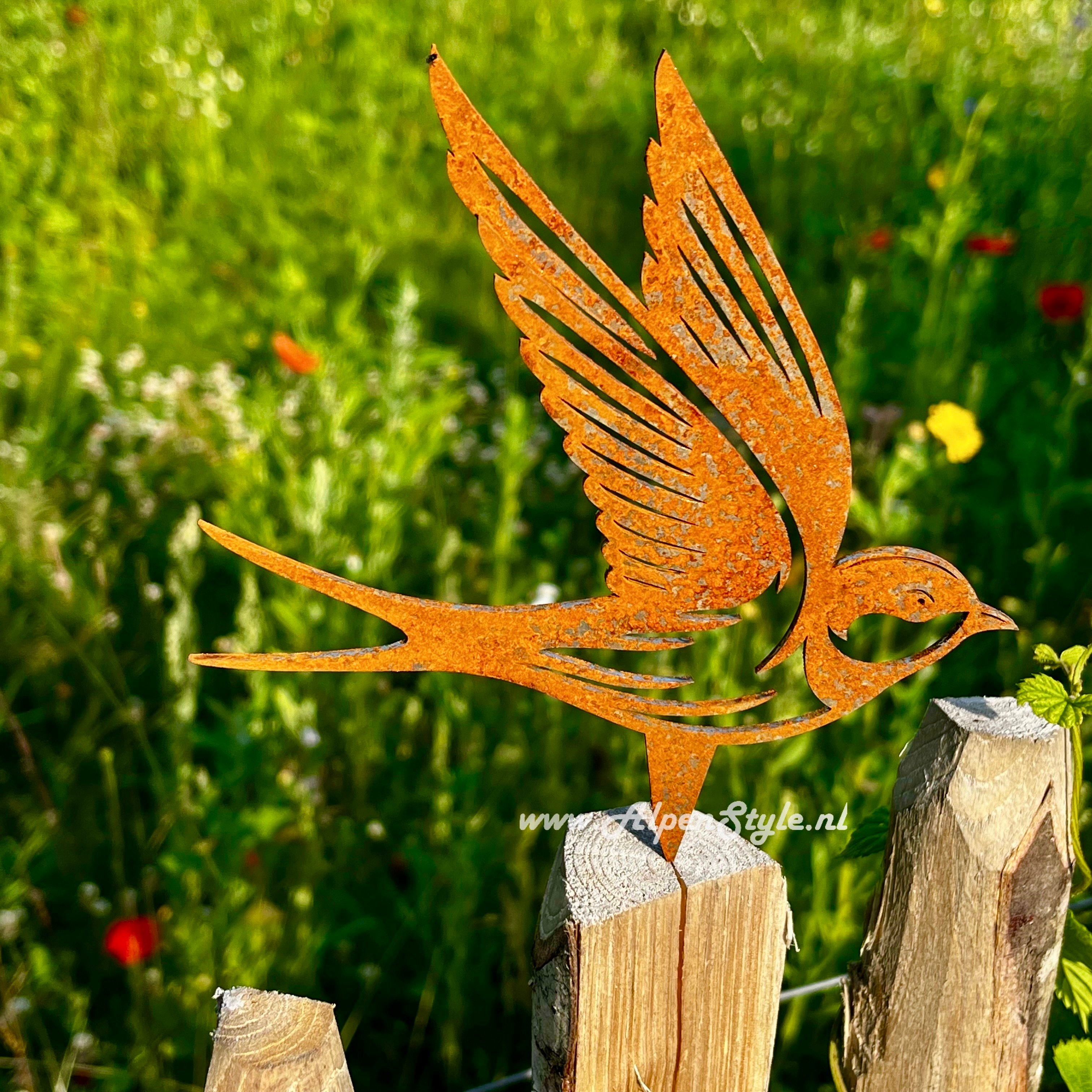 Zwaluw "B" op spies. ©AlpenStyle. 15 x 16 cm, Cortenstaal