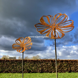 Cosmea bloem gebogen, tuinsteker. 21 x 120 cm. Roest Metaal Decoratie