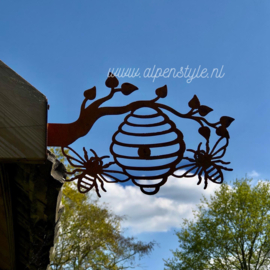 Bijenkorf met bijen ©AlpenStyle, 28 x 21 cm. Cortenstaal