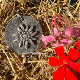 Hanger, rond met Edelweiss, grijs 5 cm