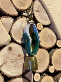 Bel met riem, bruine vacht, zee groen leer. 13,5 x 3 cm