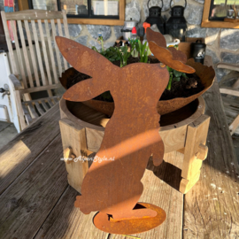 Haas met vlinder op de neus, Hoogte 34, breedte 20 cm, Roest metaal tuindecoratie
