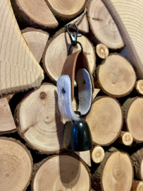Bel met riem, zwart/witte vacht, bruin leer. 13,5 x 3 cm