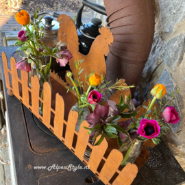 Kippenfamilie met hek, hoogte 30, breedte 50, diepte 16 cm. Roest Metaal tuin decoratie
