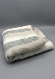Weiß-grau gestreifter, handgewebter Schal aus Wolle