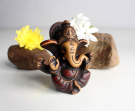 Handgeschilderd baby Ganesha beeldje met rode patina