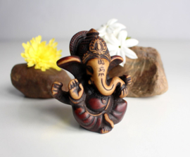 Handbemalte Baby-Ganesha-Figur mit roter Patina