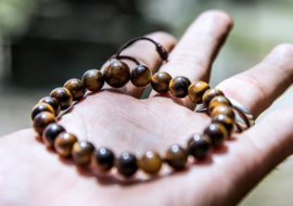 Tigerauge Mala als Armband