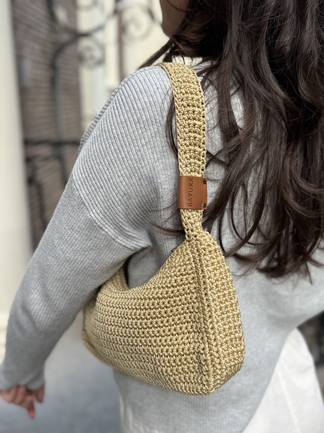 Afbeelding met persoon, Patroon (modeontwerpen), handtas, ModeaccessoireAutomatisch gegenereerde beschrijving