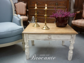 Kleine brocante salontafel