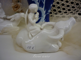 Paar vintage blanc de chine waterbuffels met kindjes