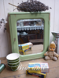 Mooi mintgroen vintage apothekerskastje met spiegel