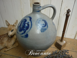 Brocante kruik (oliekruik) in grès aardewerk met blauwe beschildering