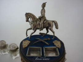 Inktstel met ruiter op paardenhoef - Militaire trofee Assey