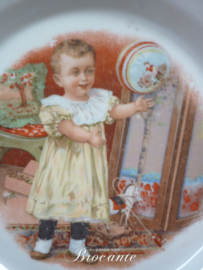 Vintage Vieux Bruxelles sierbord met ajour rand - spelend kindje (staand) met bal