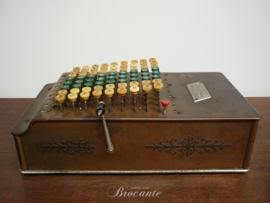 Oude antieke mechanische rekenmachine,  comptometer