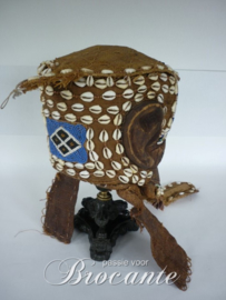 Oud Afrikaans masker met kralen en schelpen