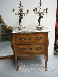 Zeer stijlvolle Louis XV commode met marquterie.