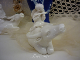 Paar vintage blanc de chine waterbuffels met kindjes