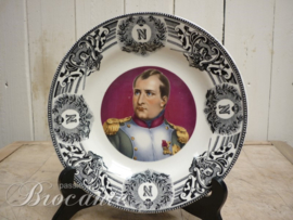 Antiek polychroom bord met portret van Napoleon Bonaparte