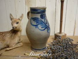 Brocante schenkkan in grès aardewerk met blauwe beschildering