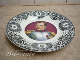 Antiek polychroom bord met portret van Napoleon Bonaparte