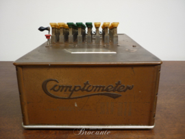 Oude antieke mechanische rekenmachine,  comptometer