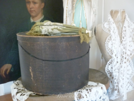 Brocante oude hoedendoos, textieldoos of kledingdoos in karton