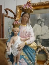 Antiek beeld Maria met kind en Engelen "Notre Dame des Victoires", Frankrijk, ca 1900 (rose onderkleed)