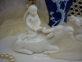 Enfant et buffle. Deux  vintage statuettes en blanc de Chine