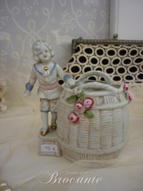 2 brocante bloemmandjes met kindjes in biscuit