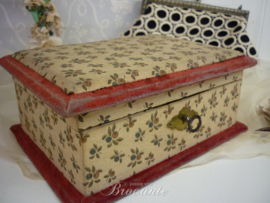 Brocante shabby chic gebloemde stoffen doos/box met sleuteltje