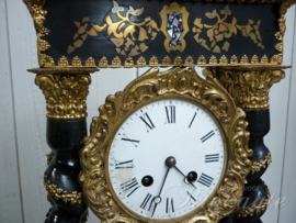 Uitzonderlijk mooie antieke Napoleon III pendule onder globe
