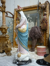 Antiek beeld Maria met kind en Engelen "Notre Dame des Victoires", Frankrijk, ca 1900 (rose onderkleed)