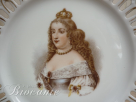 Porselein bord in ajour met afbeelding van Marie Therese