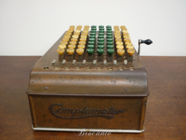 Oude antieke mechanische rekenmachine,  comptometer