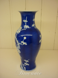 Blauwe antieke Chinese vaas in porselein