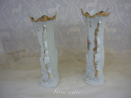 Paar oude brocante cornet vaasjes of bruidsvaasjes