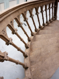 Oude neo-gotische trap van preekstoel