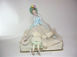 Brocante half doll op doosje