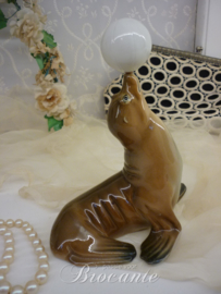 Vintage beeldje, spelend zeehondje met bal in porselein - Virgot