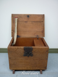 Heel mooi  18de-Eeuws antieke koffer in grenen hout
