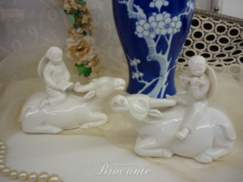 Enfant et buffle. Deux  vintage statuettes en blanc de Chine