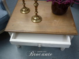 Kleine brocante salontafel