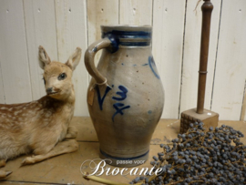 Brocante schenkkan in grès aardewerk met blauwe beschildering