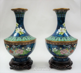 Paar antieke Chinese cloisonné flesvaas op sokkeltjes