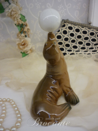 Vintage beeldje, spelend zeehondje met bal in porselein - Virgot