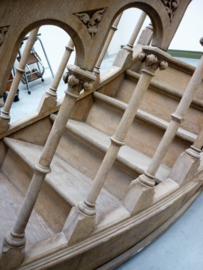 Oude neo-gotische trap van preekstoel