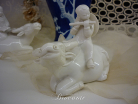 Enfant et buffle. Deux  vintage statuettes en blanc de Chine
