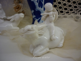 Paar vintage blanc de chine waterbuffels met kindjes